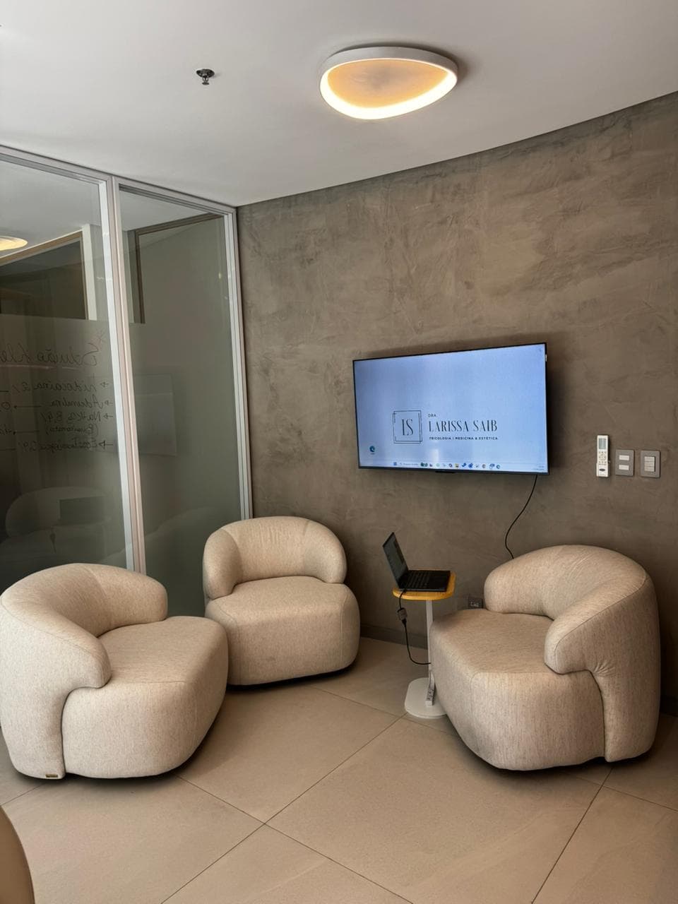 Ambiente real da clínica da Dra. Larissa Saib em São Paulo