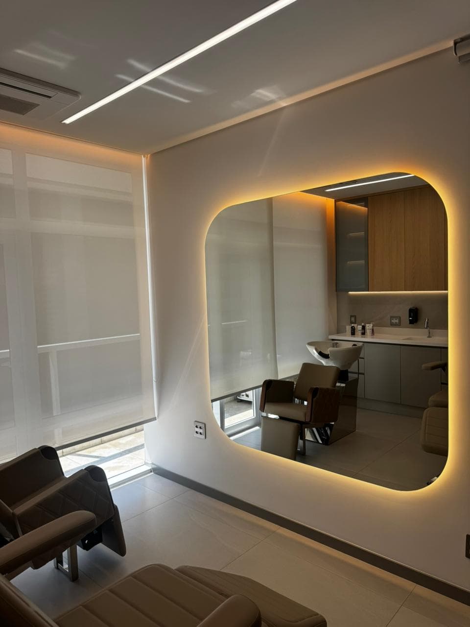 Sala de atendimento da clínica com espelho iluminado