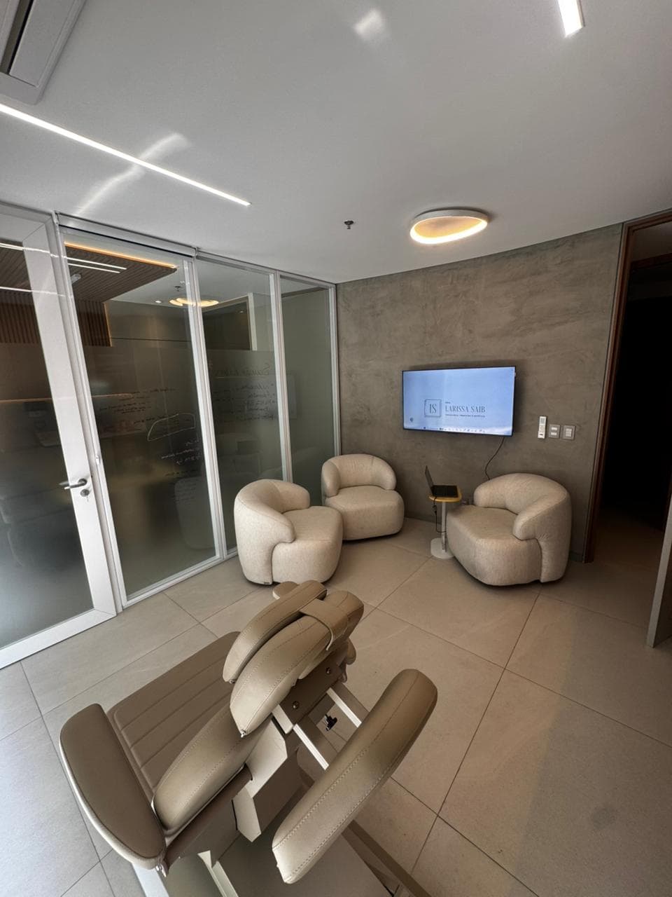 Sala de atendimento da clínica da Dra. Larissa Saib